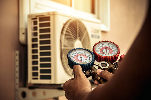Professional Hvac technician working in Detroit, MI